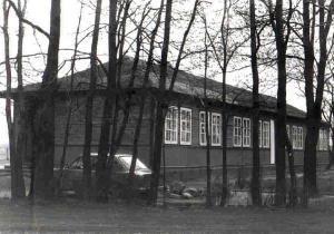 zdjęcie szkoły od strony wejścia od bramy wjazdowej, lata 80